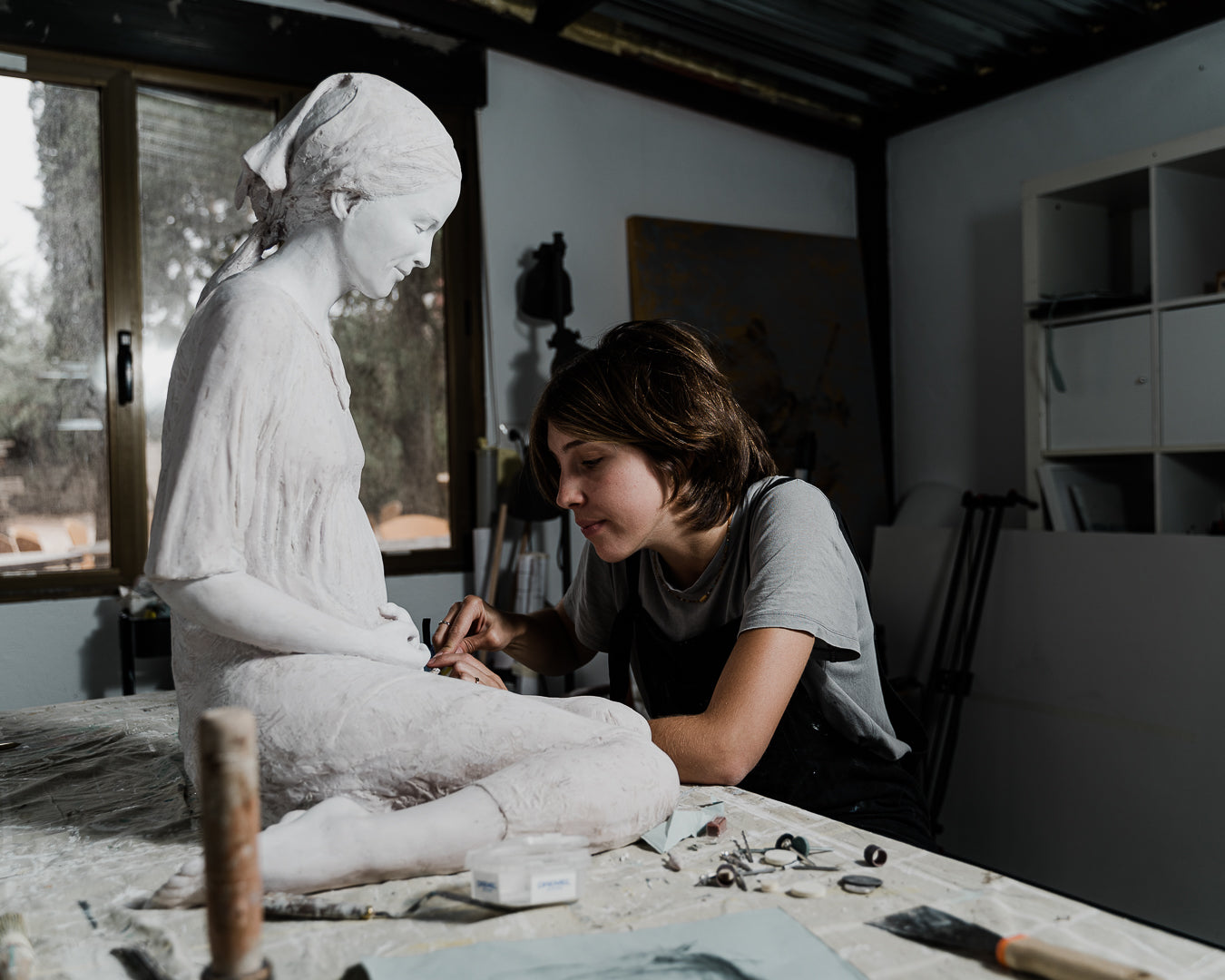 María Elisa Rivera Armada terminando la Escultura Madre de Hakuna
