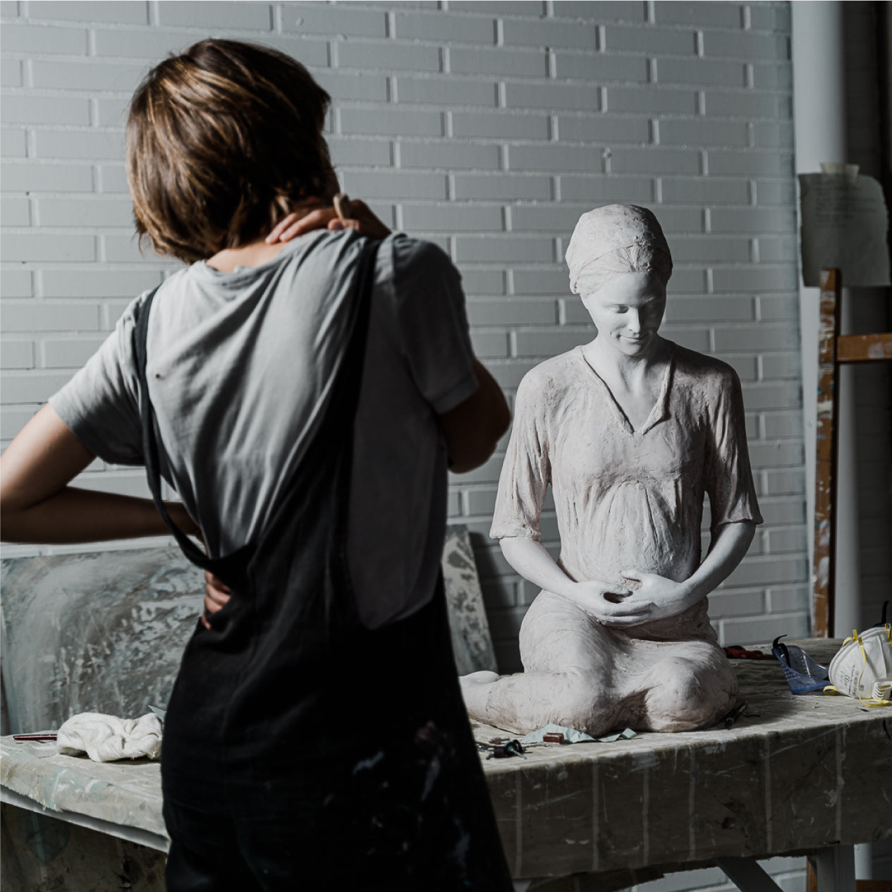 María Elisa Rivera mirando en el taller la Escultura Madre de Hakuna original