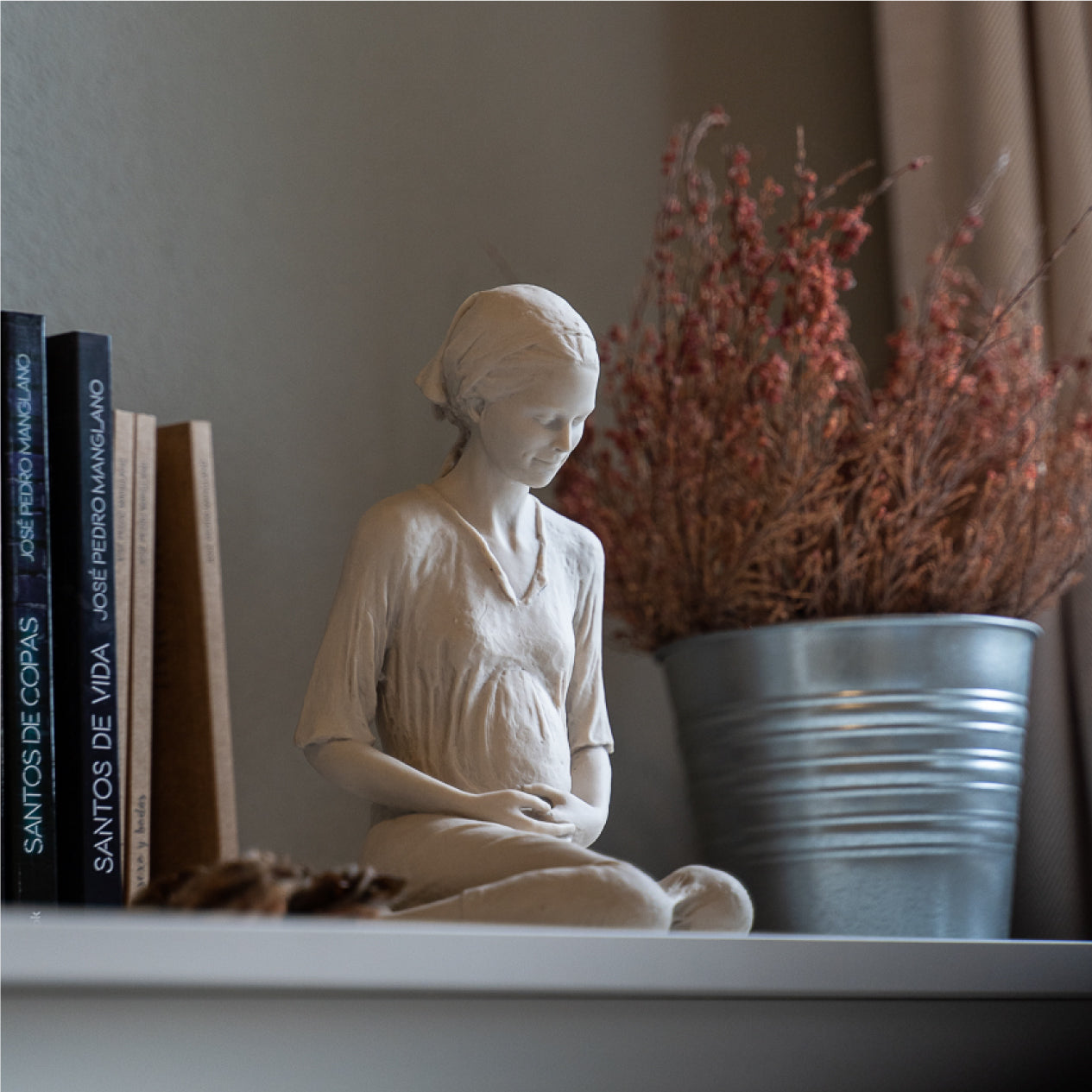 Escultura Madre de Hakuna original 21cm sobre estantería