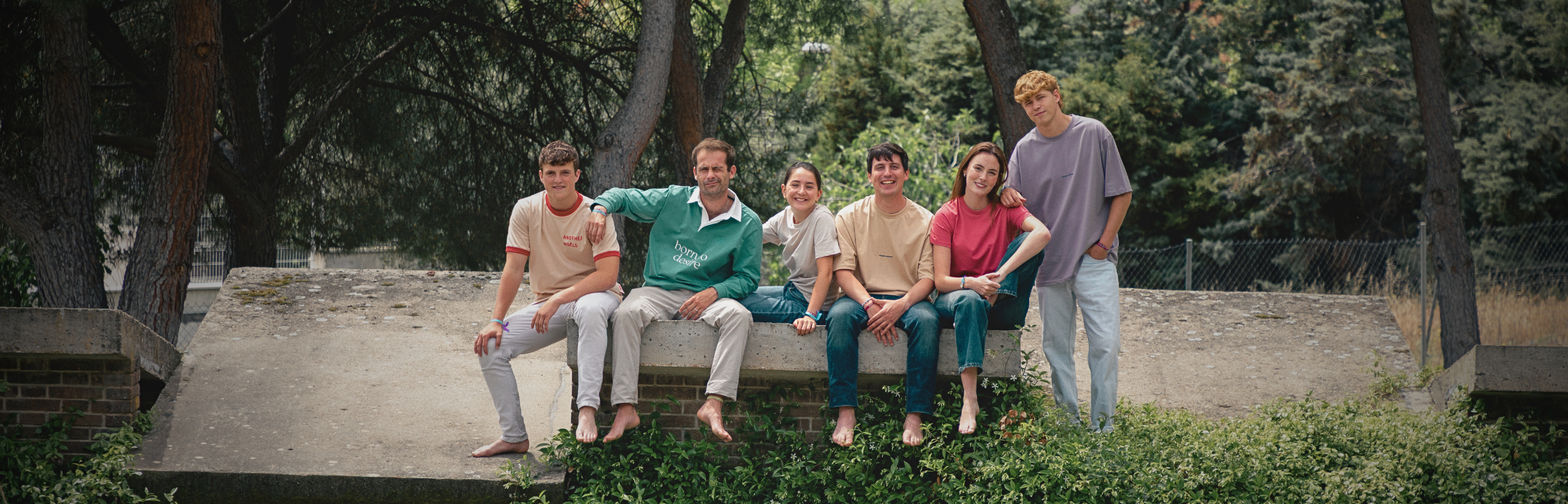 en la foto se ven a seis chicos (2 chicas y 4 chicos) encima de una tejado con un fondo de árboles. Cada uno lleva una prenda de la nuevas colección