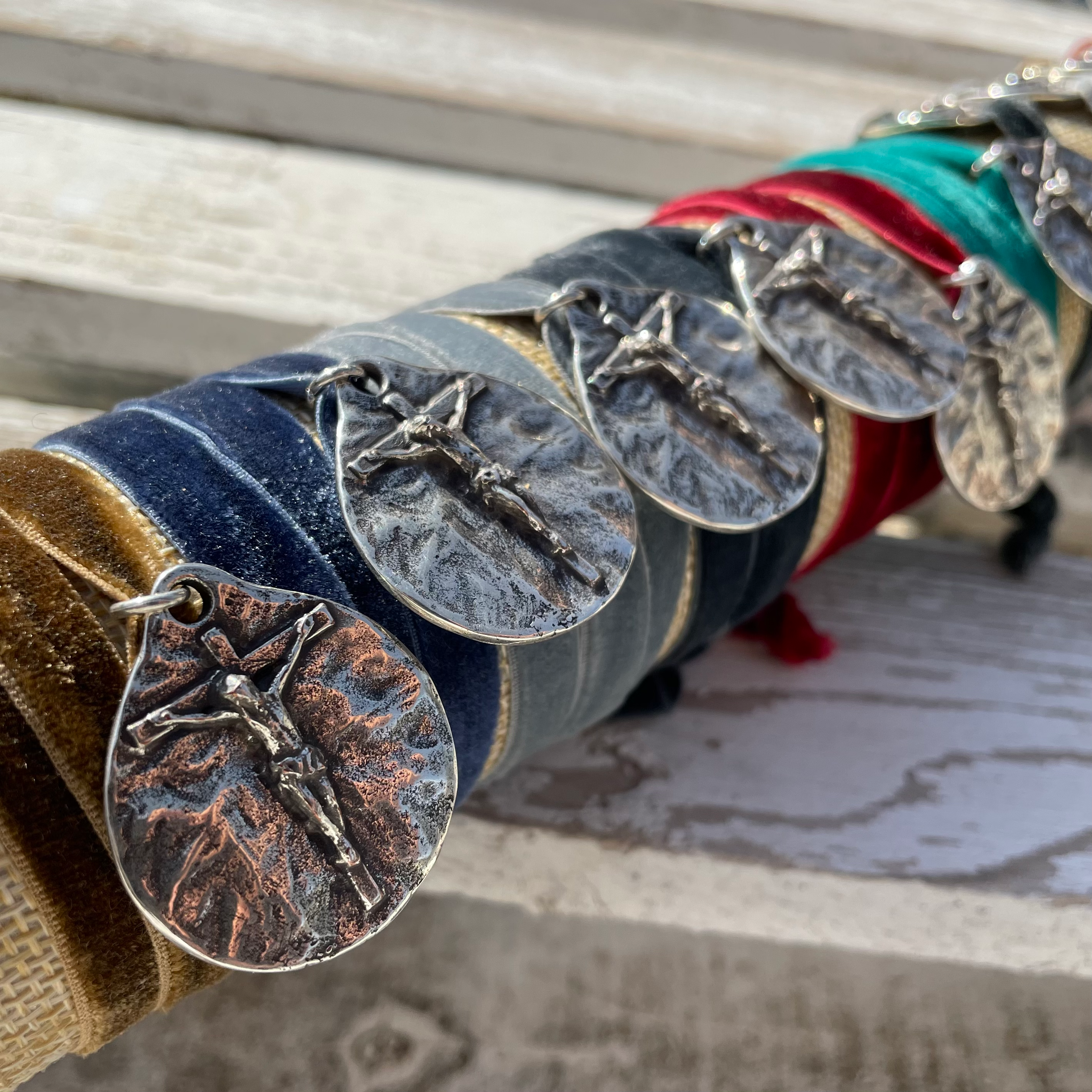 Colgante Cristo CTEA terciopelo