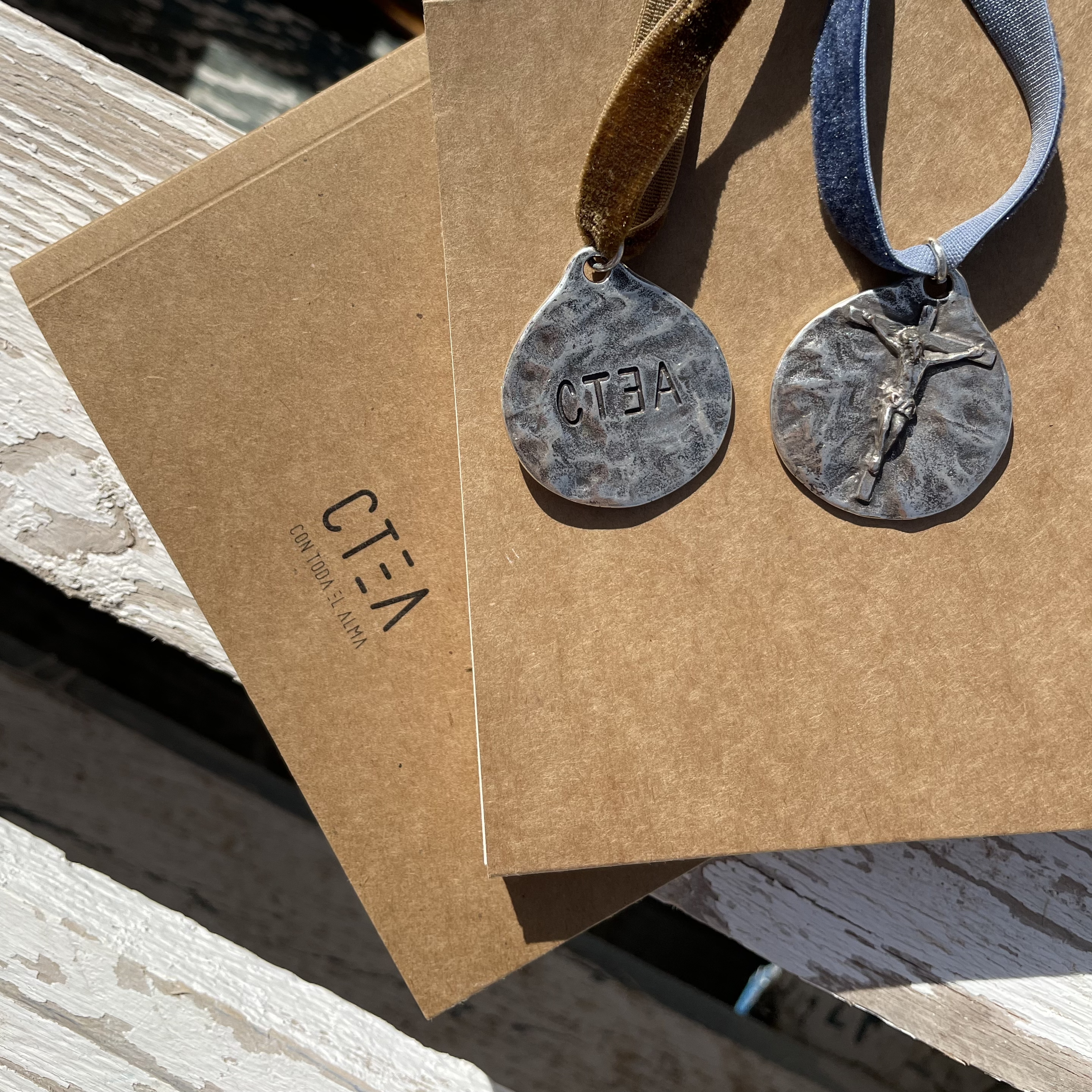 Colgante Cristo CTEA terciopelo